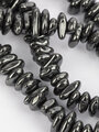 Korálková šňůra z metalicky lesklých valounků hematitu, délka 6 mm, tloušťka 2 mm
