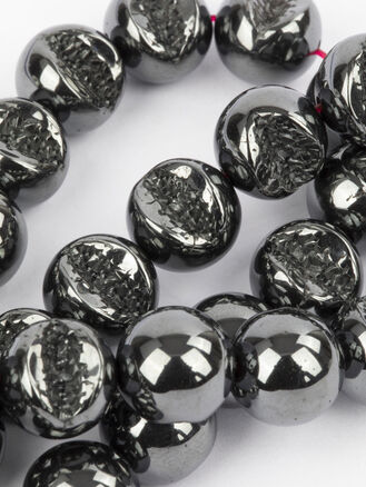Korálková šňůra z kovově lesklých necelých kuliček hematitu, velikost korálků 10 mm