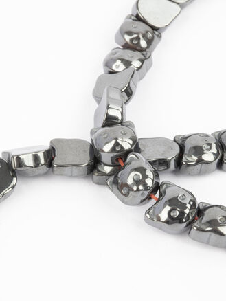 Korálková šňůra z kovově lesklých korálků hematitu ve tvaru kočičí hlavy, rozměr 8 x 8 x 3,5 mm
