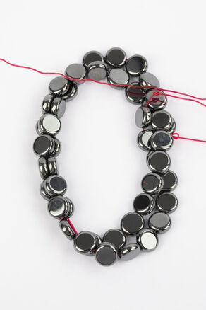 Korálková šňůra z kovově lesklých placiček hematitu, rozměry placiček 8 x 2 mm