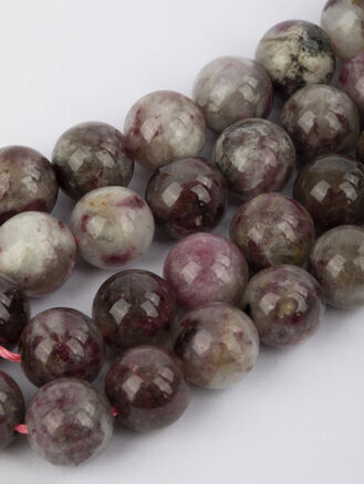 Korálková šňůra z fialovo bílých kuliček ametystu, průměr cca 8 mm