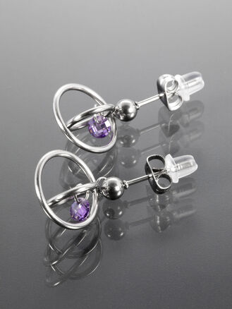 Náušnice z chirurgické oceli s fialovými krystalky