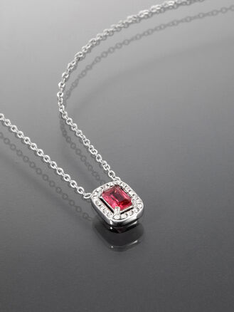 Elegantní náhrdelník z chirurgické oceli s červeným krystalem