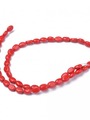 Neukončená šňůra z oválků syntetického červeného tyrkysu, 8 x 6 mm