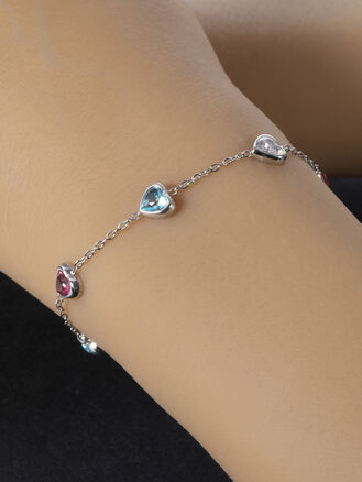 Decentní řetízkový náramek z chirurgické oceli ozdobený malými srdíčky s kamínky