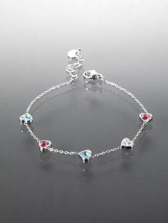 Decentní řetízkový náramek z chirurgické oceli ozdobený malými srdíčky s kamínky