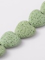 Neukončená šňůra ze srdíček ze syntetické zelené lávy, rozměr 20 x 20 x 8 mm