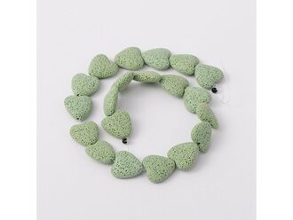 Neukončená šňůra ze srdíček ze syntetické zelené lávy, rozměr 20 x 20 x 8 mm