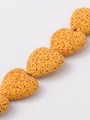 Neukončená šňůra ze srdíček ze syntetické oranžové lávy, rozměr 20 x 20 x 8 mm