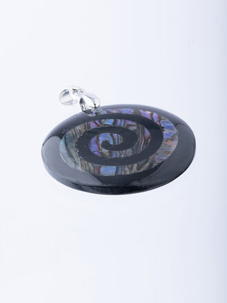 Kulatý přívěsek se spirálou oboustranný, zdobeno paua perletí 