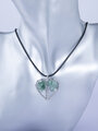 Amulet ve tvaru srdce se stromem života s kamínky minerálu avanturín