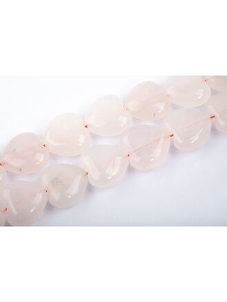 Korálková šňůra z minerálu růženín, rozměry srdíčka cca 12 x 12 x 5 mm