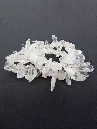 Korálková šňůra z nepravidelných kamenů surového přírodního křišťálu, délka 15 až 35 mm.