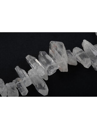 Korálková šňůra z nepravidelných kamenů surového přírodního křišťálu, délka 15 až 35 mm.