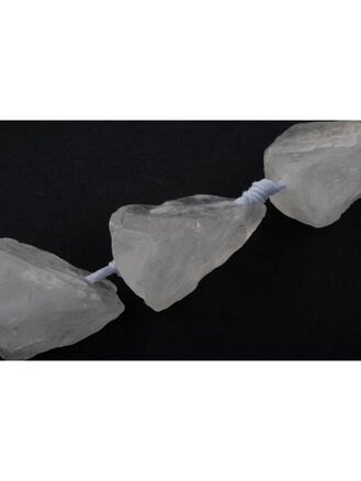 Korálková šňůra z nepravidelných kamenů surového přírodního křišťálu, cca 29 x 15 x 13 mm