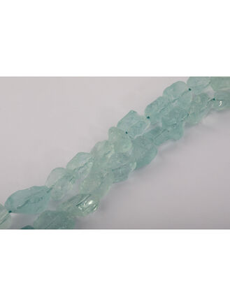 Korálková šňůra z nepravidelných kamenů surového přírodního akvamarínu, cca 16 x 12 x 8 mm