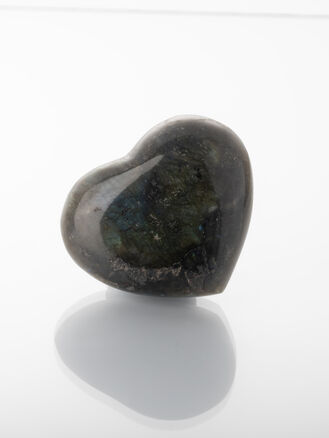 Labradorit srdce hmotnost cca 96 g rozměry cca 5,8x6.8cm