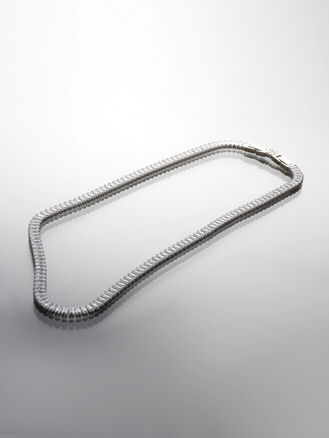 Elegantní nápadný náhrdelník z chirurgické oceli s krystalky