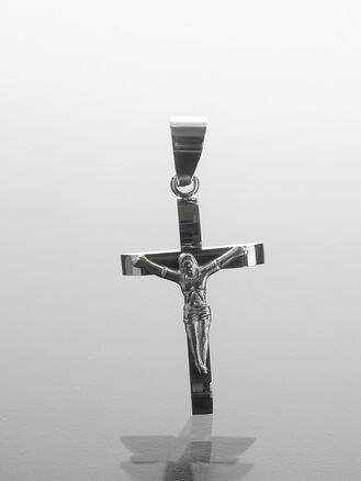 Přívěsek z leštěné chirurgické oceli, menší kříž s Kristem