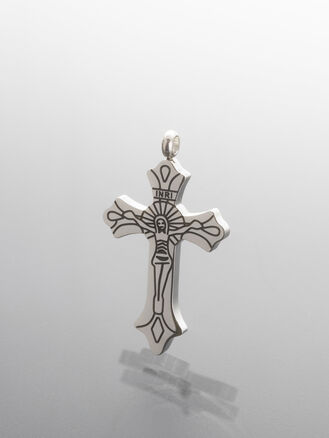 Přívěsek z leštěné chirurgické oceli, kříž s Kristem černé rytí