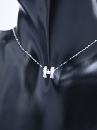 Elegantní náhrdelník z chirurgické oceli s jednoduchou ozdobou