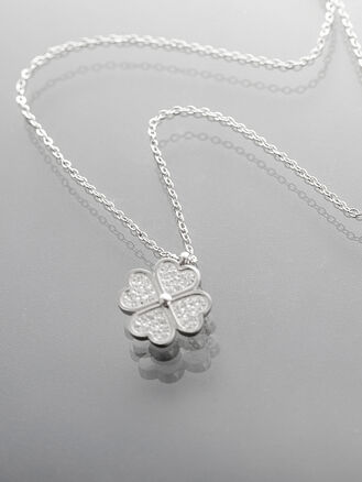 Překrásný náhrdelník z chirurgické oceli se čtyřlístkem zdobeným krystalky