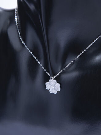 Překrásný náhrdelník z chirurgické oceli se čtyřlístkem zdobeným krystalky