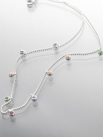 Zářivý jemný náhrdelník z chirurgické oceli stříbrné barvy s barevnýmí krystalky