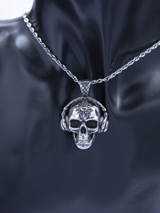 Stylový přívěsek z leštěné chirurgické oceli lebka se sluchátky