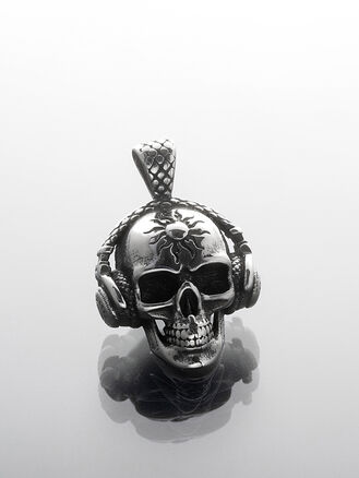 Stylový přívěsek z leštěné chirurgické oceli lebka se sluchátky