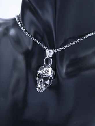 Stylový přívěsek z leštěné chirurgické oceli lebka s helmou