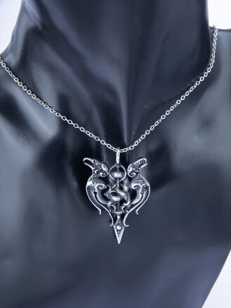 Elegantní přívěsek z chirurgické oceli severský amulet s krkavci a kopím