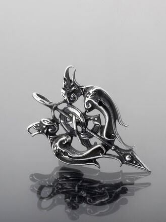 Elegantní přívěsek z chirurgické oceli severský amulet s krkavci a kopím