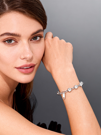 Řetízkový náramek z chirurgické oceli zdobený čirými krystalky