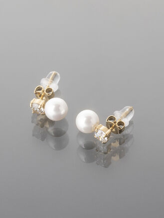 Elegantní náušnice pecky s perlou z chirurgické oceli pro každou ženu