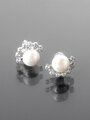 Elegantní náušnice pecky s perlou z chirurgické oceli pro každou ženu