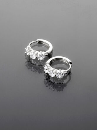 Elegantní stříbrné kruhové náušnice s krystalem pro každou ženu