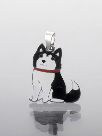 Přívěsek sedící pejsek s černobílým smaltem z chirurgické oceli