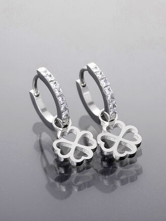 Tři páry náušnic z leštěné chirurgické oceli, kroužky a pecky, motiv čtyřlístek