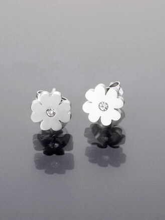 Tři páry náušnic z leštěné chirurgické oceli, kroužky a pecky, motiv čtyřlístek