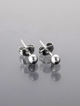 Tři páry náušnic z leštěné chirurgické oceli, kroužky a pecky, motiv čtyřlístek