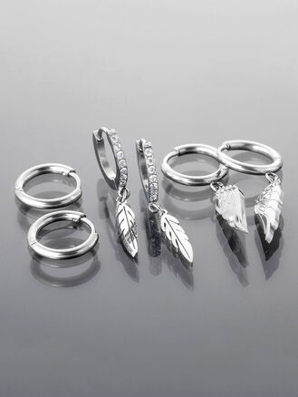 Sada náušnic z leštěné chirurgické oceli, kroužky s přívěsky křídla a peříčka