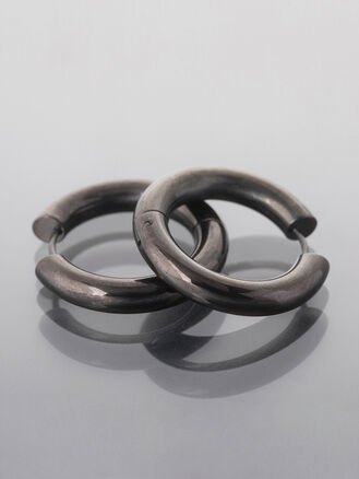  Černé elegantní náušnice z leštěné chirurgické oceli