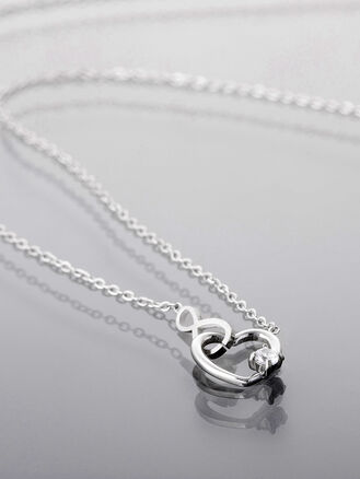 Elegantní náhrdelník z chirurgické oceli se srdíčkem a krystalem