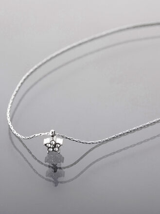 Jemný náhrdelník z chirurgické oceli, řetízek s přívěskem, drobná kytička