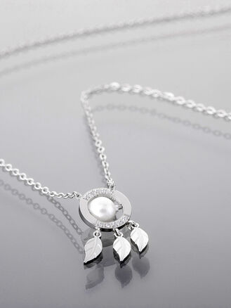 Romantický náhrdelník s perličkou a peříčky , chirurgická ocel ve zlaté a stříbrné barvě