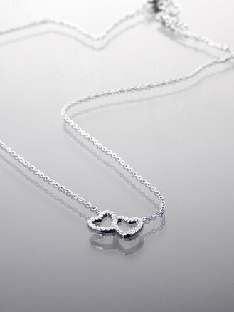 Elegantní náhrdelník z chirurgické oceli ve tvaru dvou srdcí s krystalky