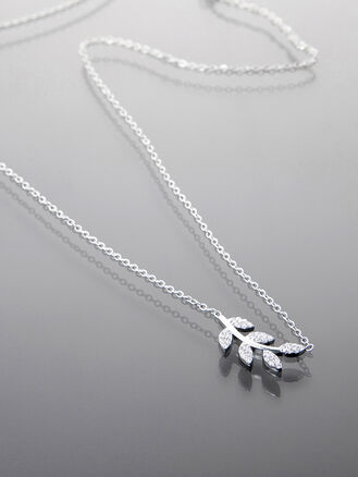 Elegantní náhrdelník z chirurgické oceli s krystalem ve tvaru květiny