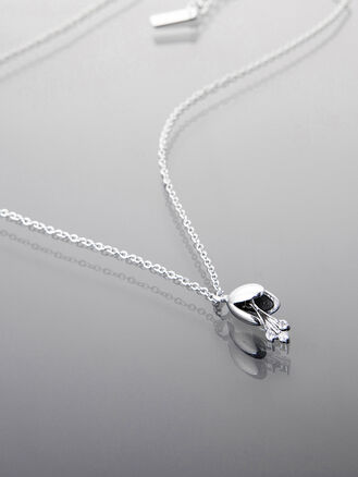 Elegantní náhrdelník z chirurgické oceli ve tvaru květu s krystalky