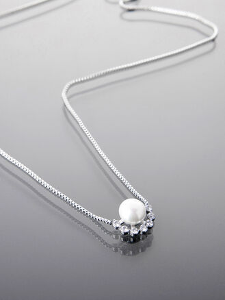 Elegantní náhrdelník z chirurgické oceli s perlou a krystalky